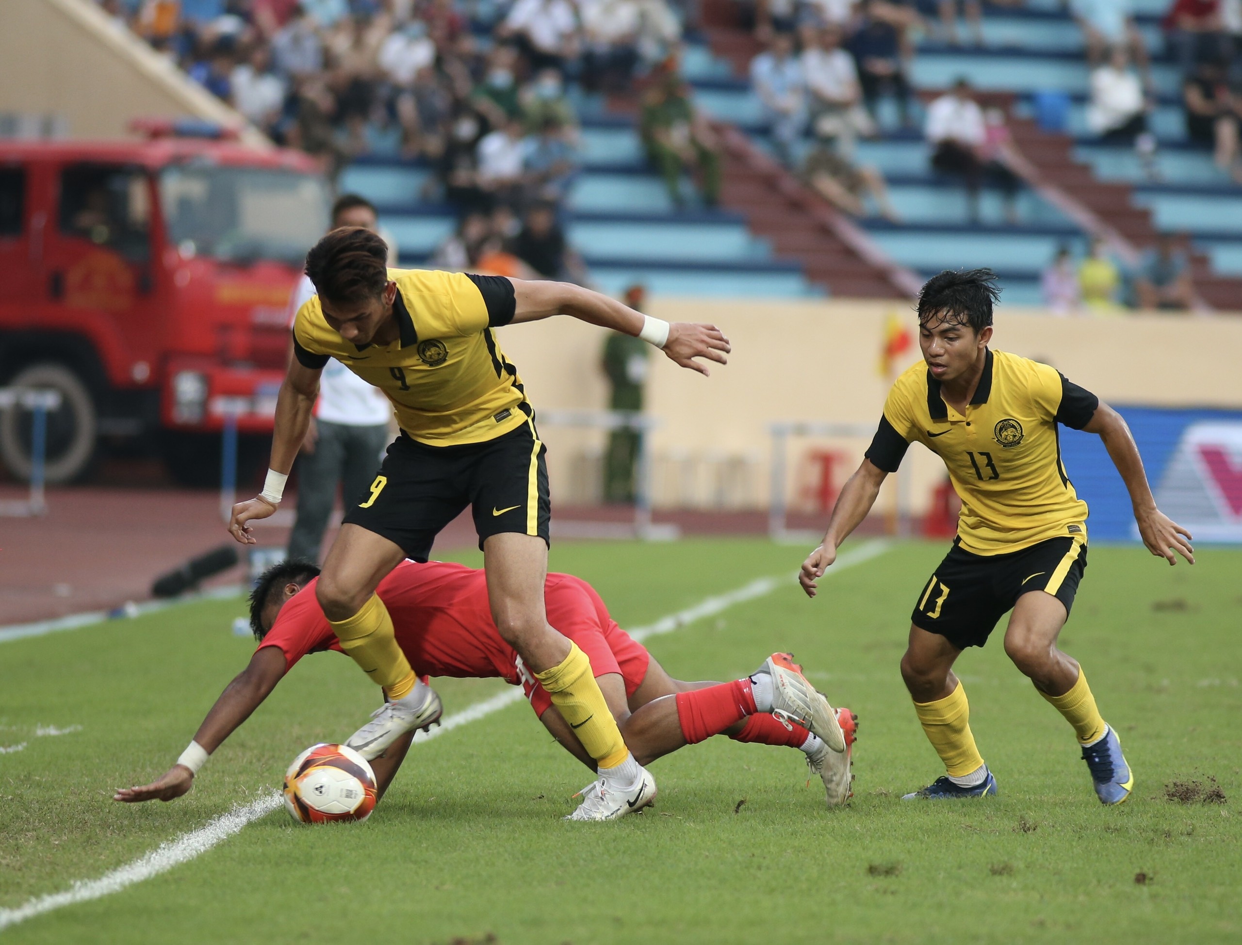 u23 malaysia phan ung trong tai anh 1