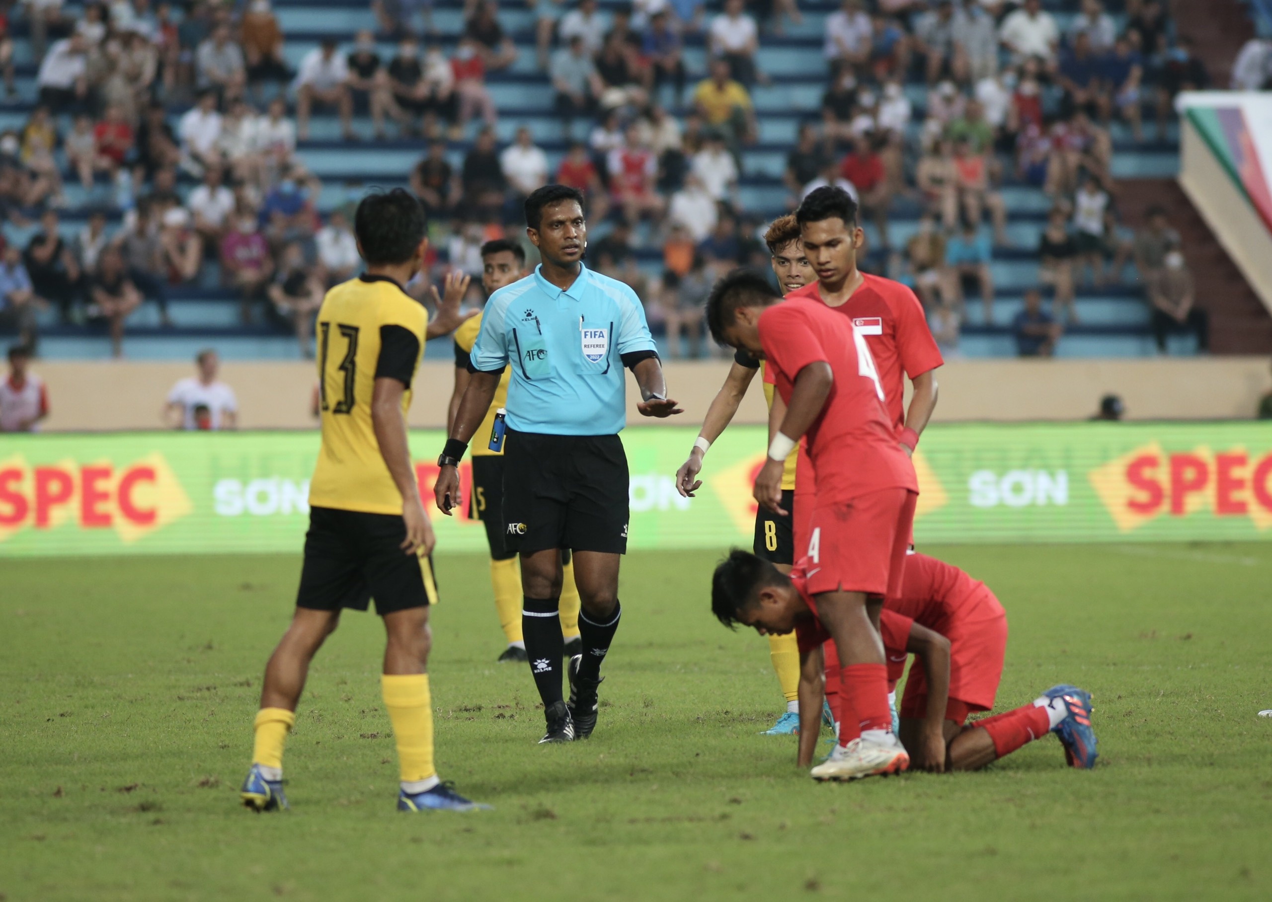 u23 malaysia phan ung trong tai anh 9