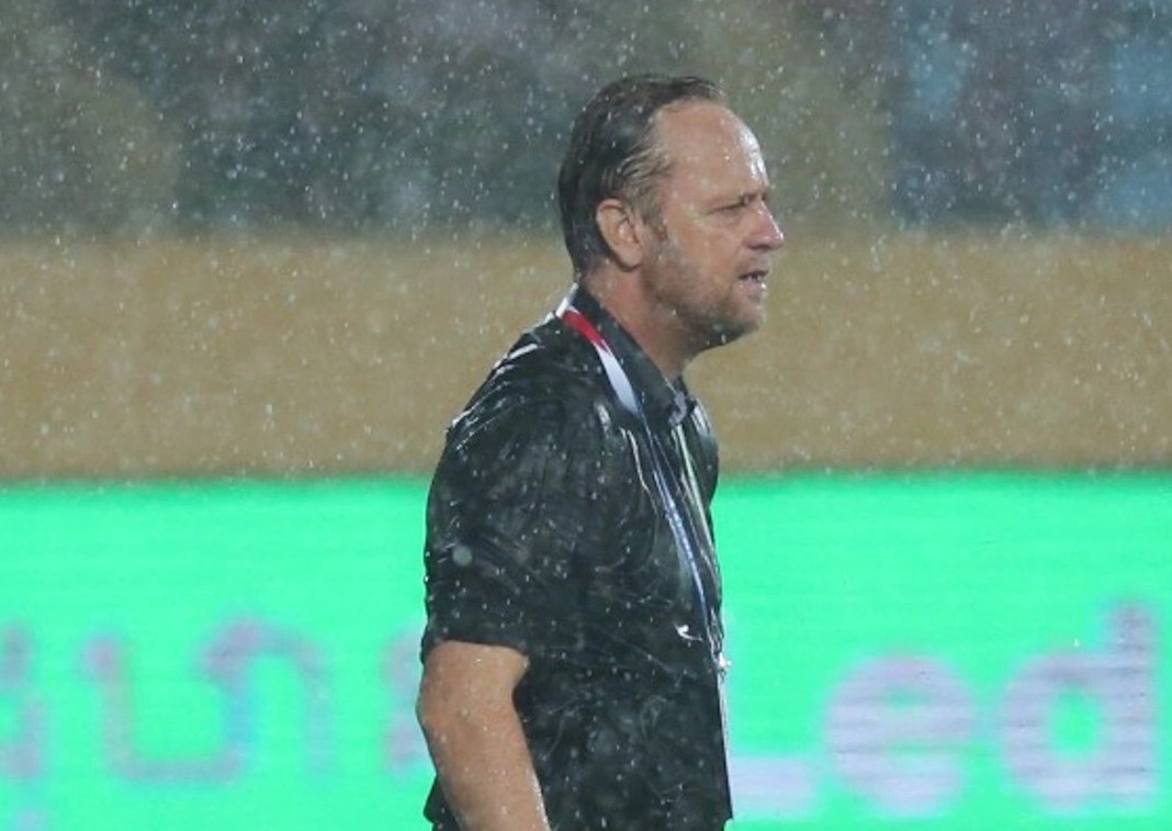 HLV Polking het van may voi chiec ao den hinh anh