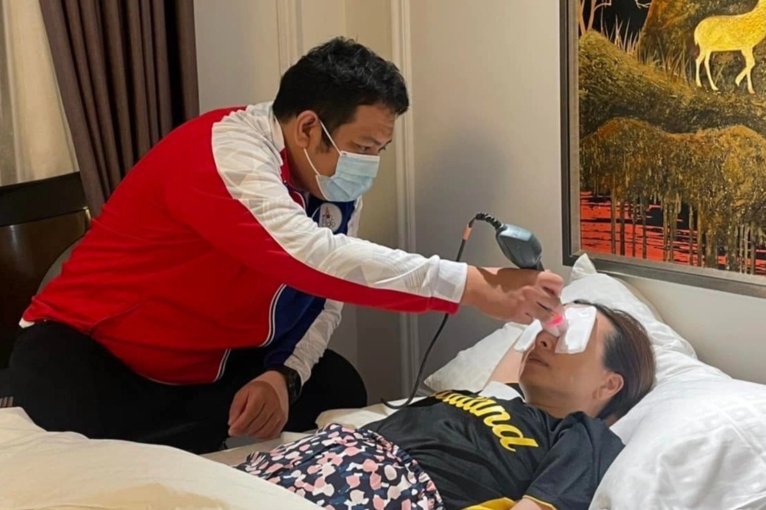 Madam Pang bi chan thuong mui vi va cham voi thu mon U23 Thai Lan hinh anh