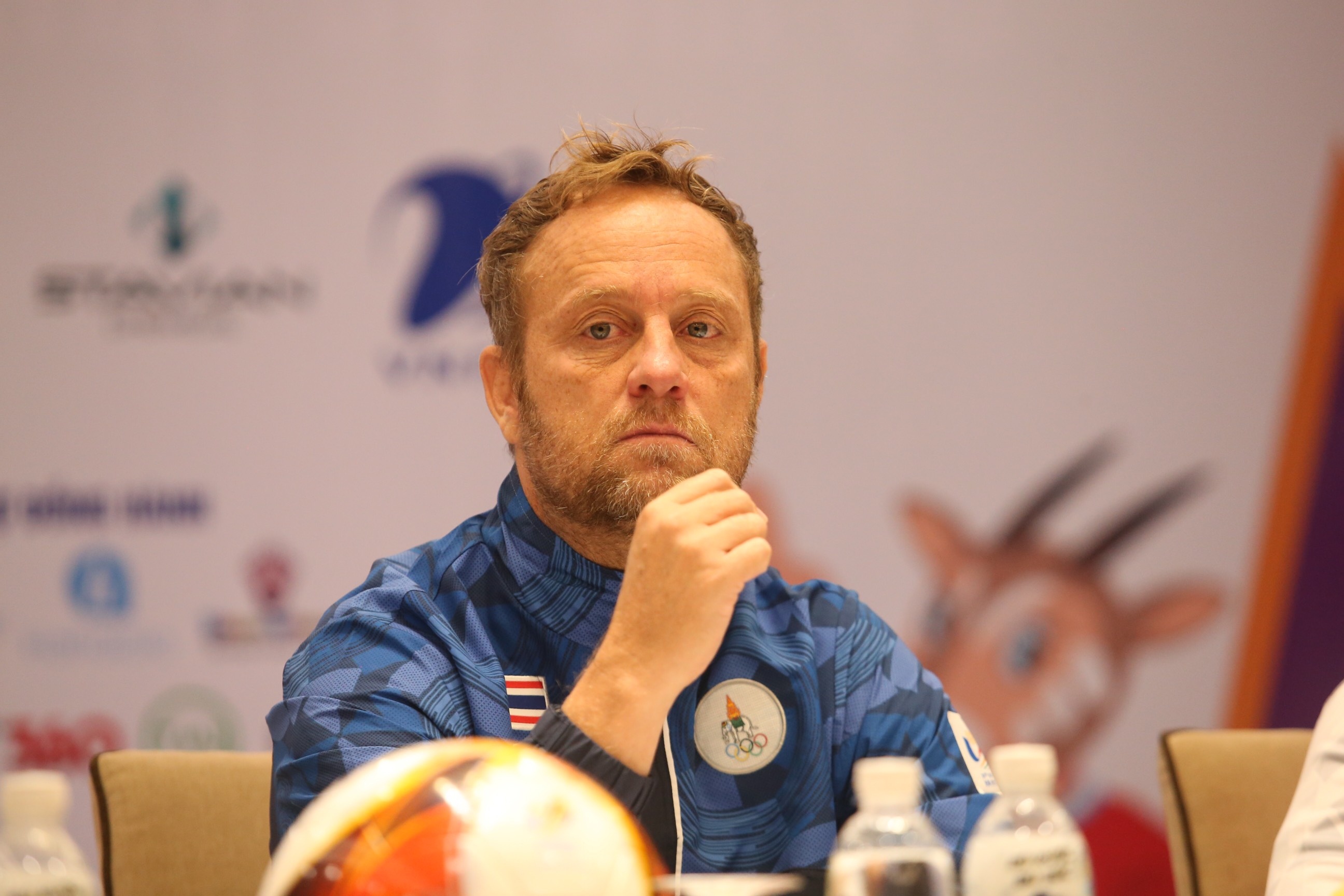 HLV tuyen Thai Lan: 'Viet Nam la doi thu dang gom nhat' hinh anh