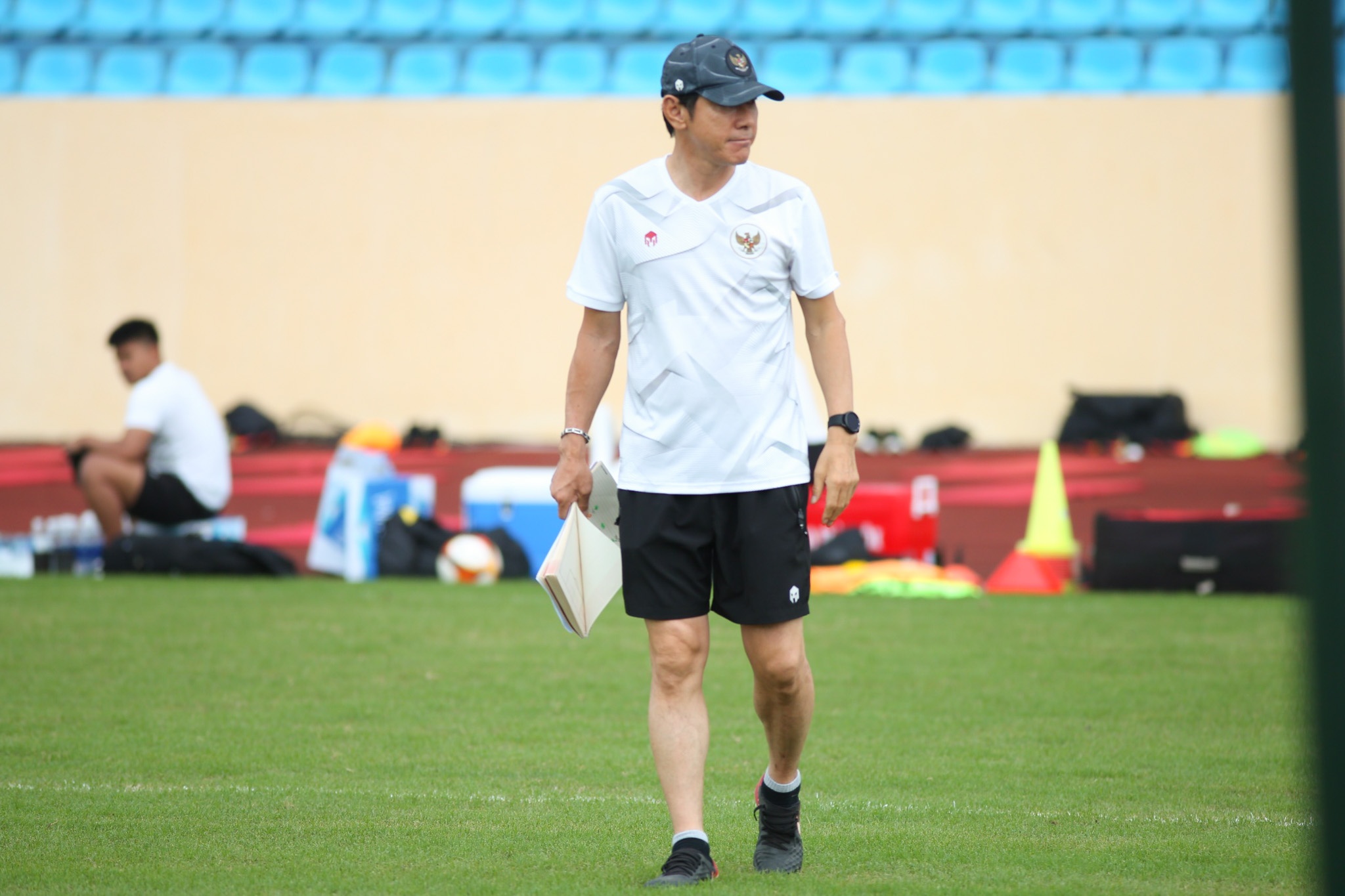 HLV Shin Tae-yong kiem tra mat san Thien Truong hinh anh