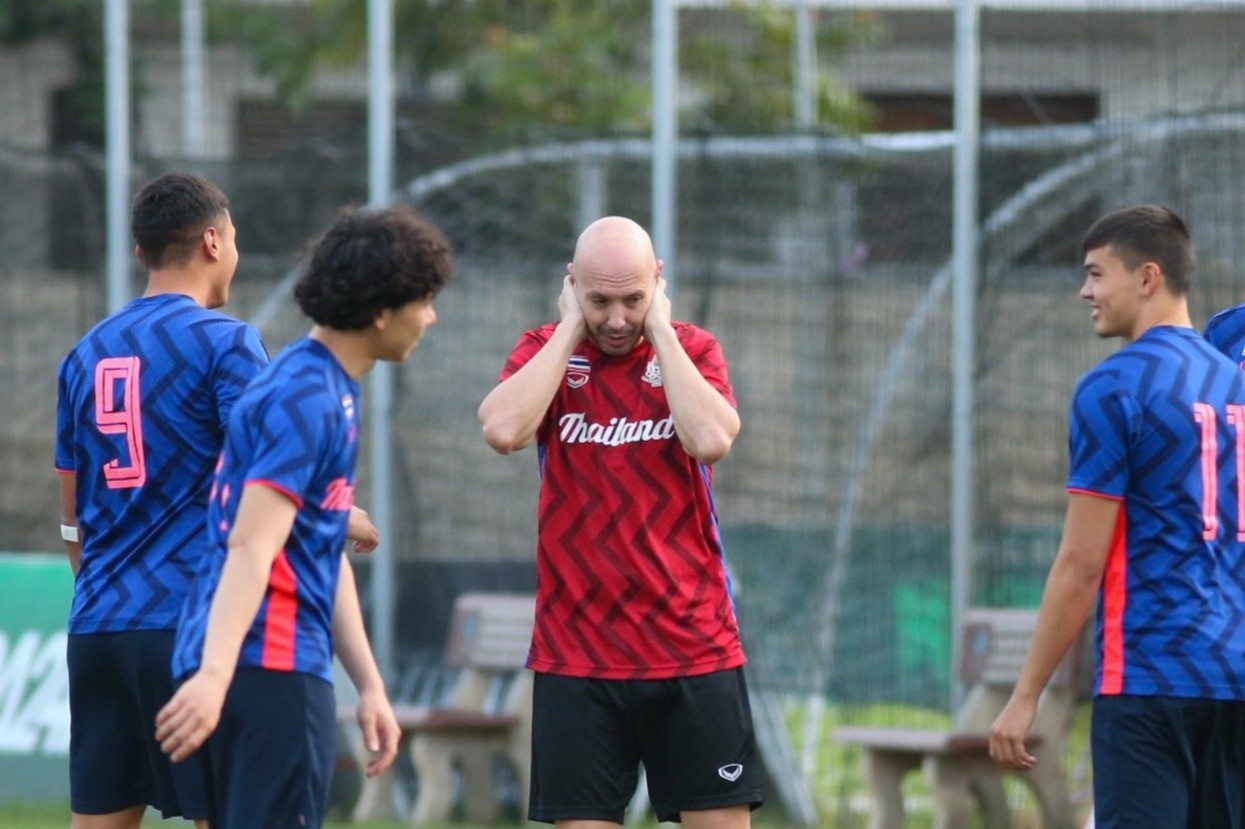 Tro ly U23 Thai Lan nhan hinh phat tu hoc tro hinh anh