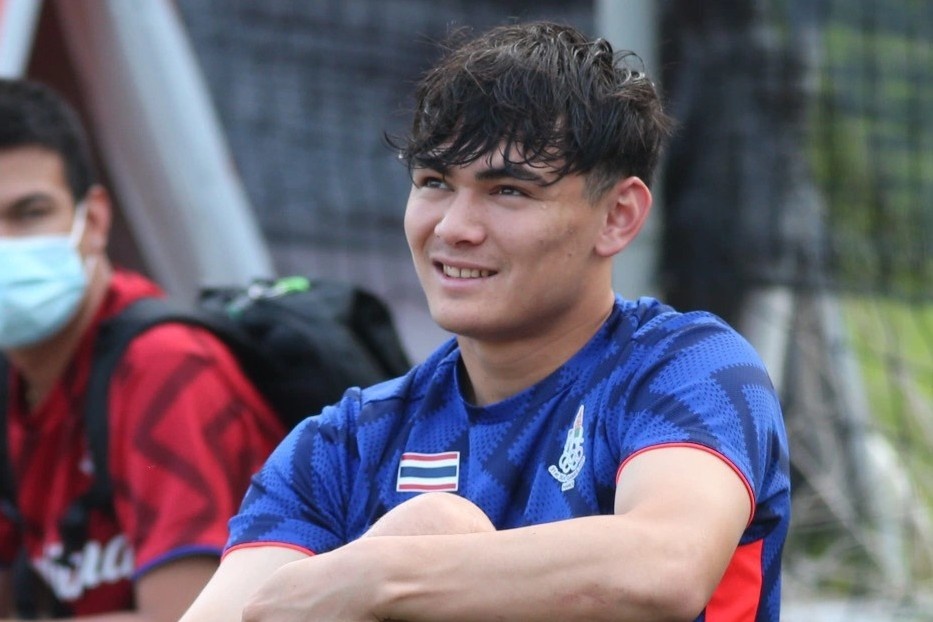 Cau thu U23 Thai Lan: 'Bong da o chau Au manh ve chien thuat' hinh anh