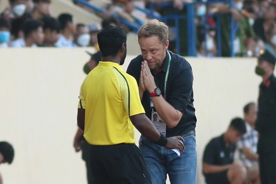 HLV Polking chap tay truoc mat trong tai khi tranh cai hinh anh