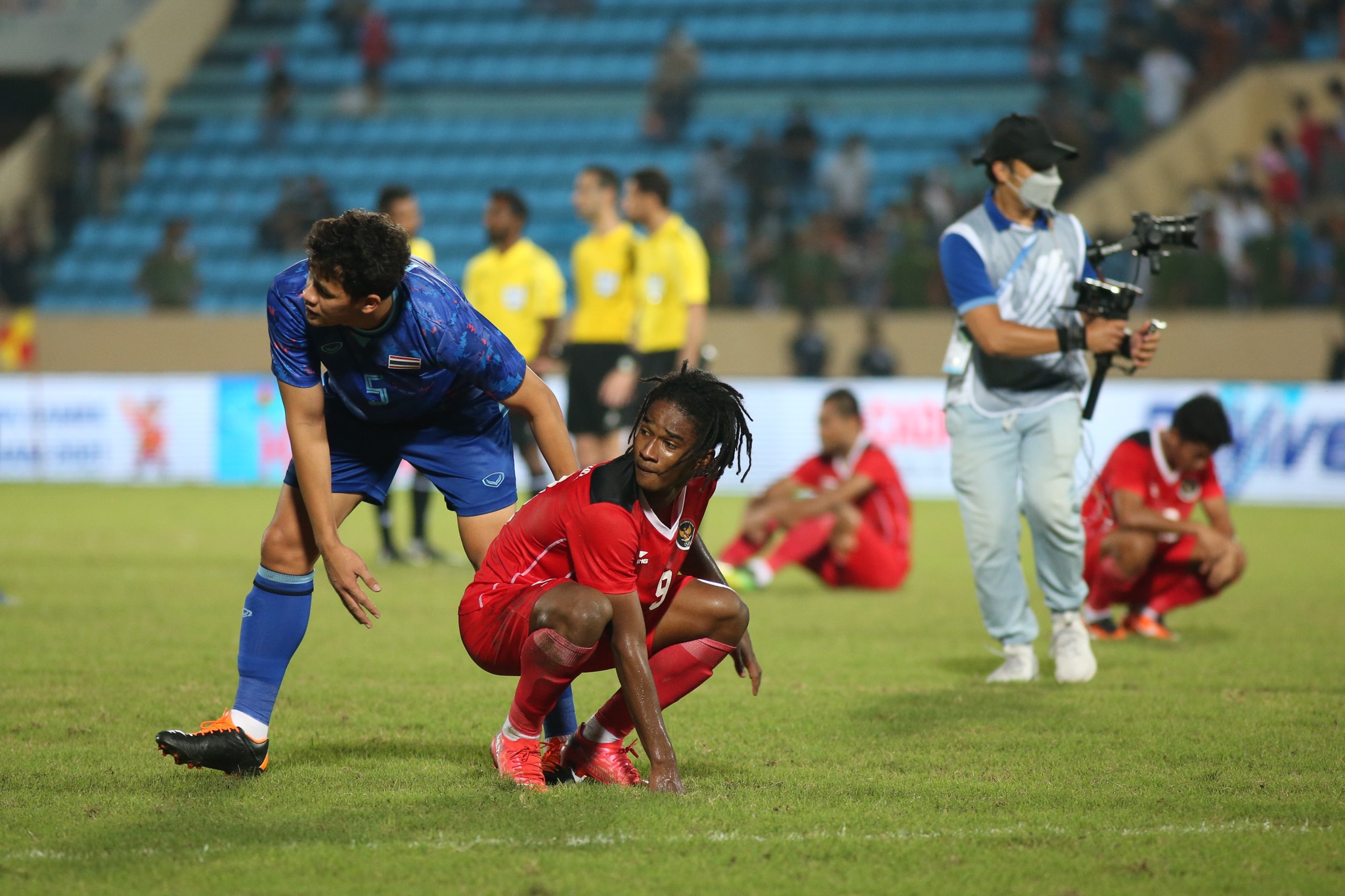 u23 indonesia khoc sau tran thua anh 4