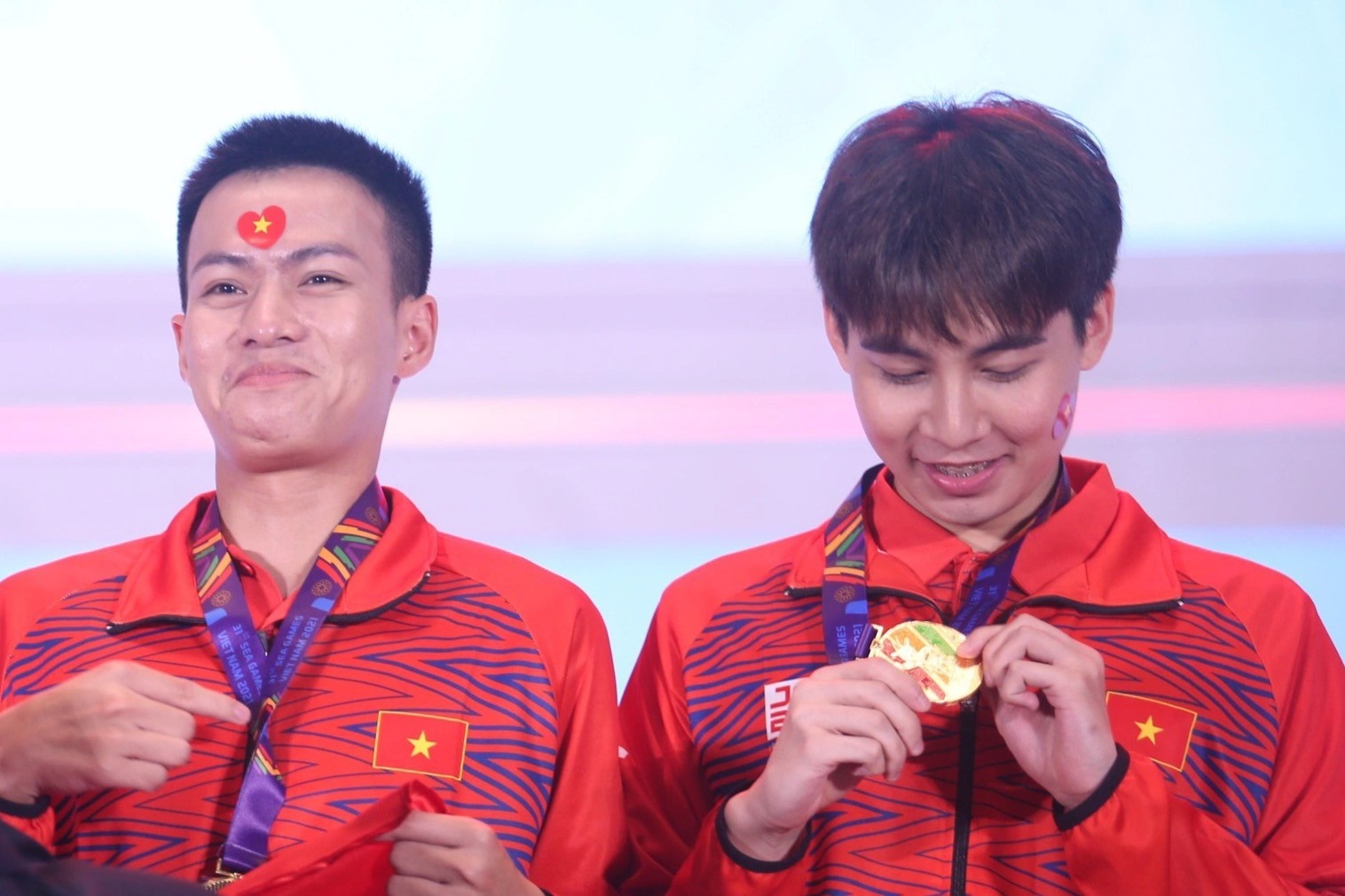 Cam xuc vo oa khi tuyen LMHT Viet Nam gianh HCV SEA Games 31 hinh anh