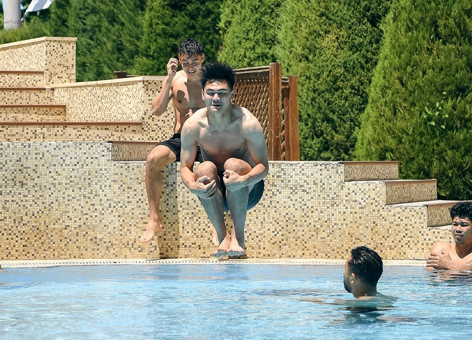 U23 Thai Lan tha long o be boi sau tran hoa Viet Nam hinh anh