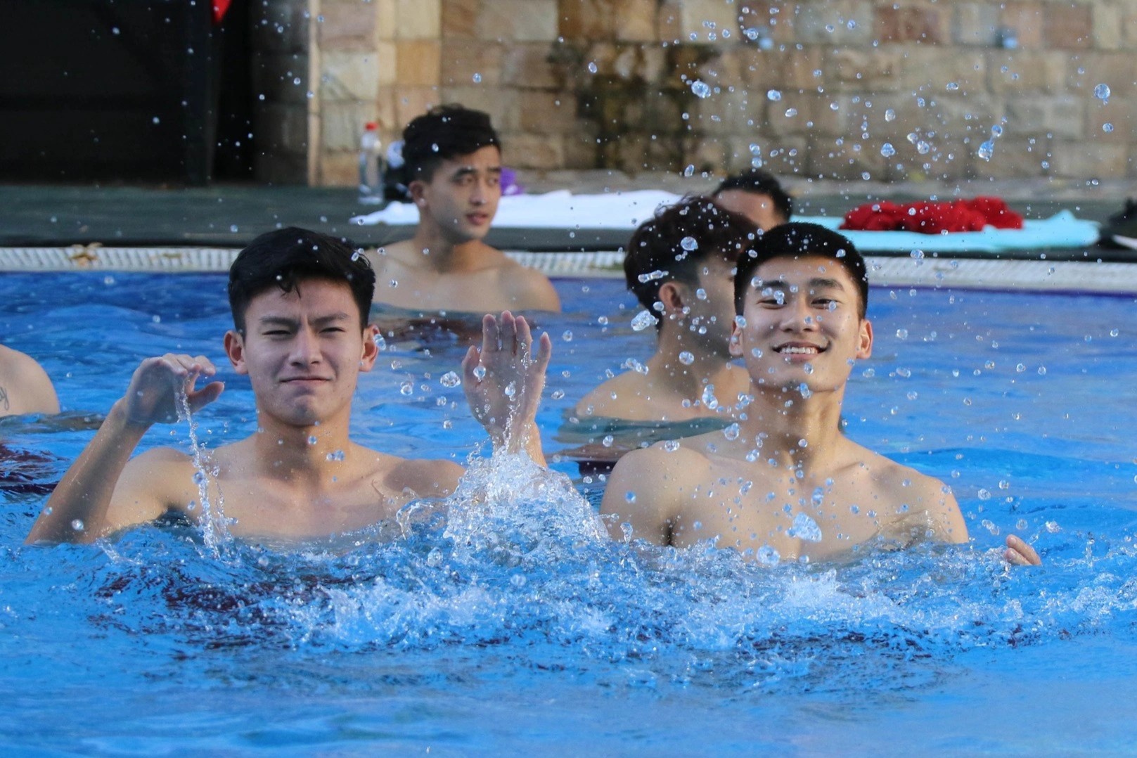 U23 Viet Nam dua gion o be boi trong ngay nghi hinh anh