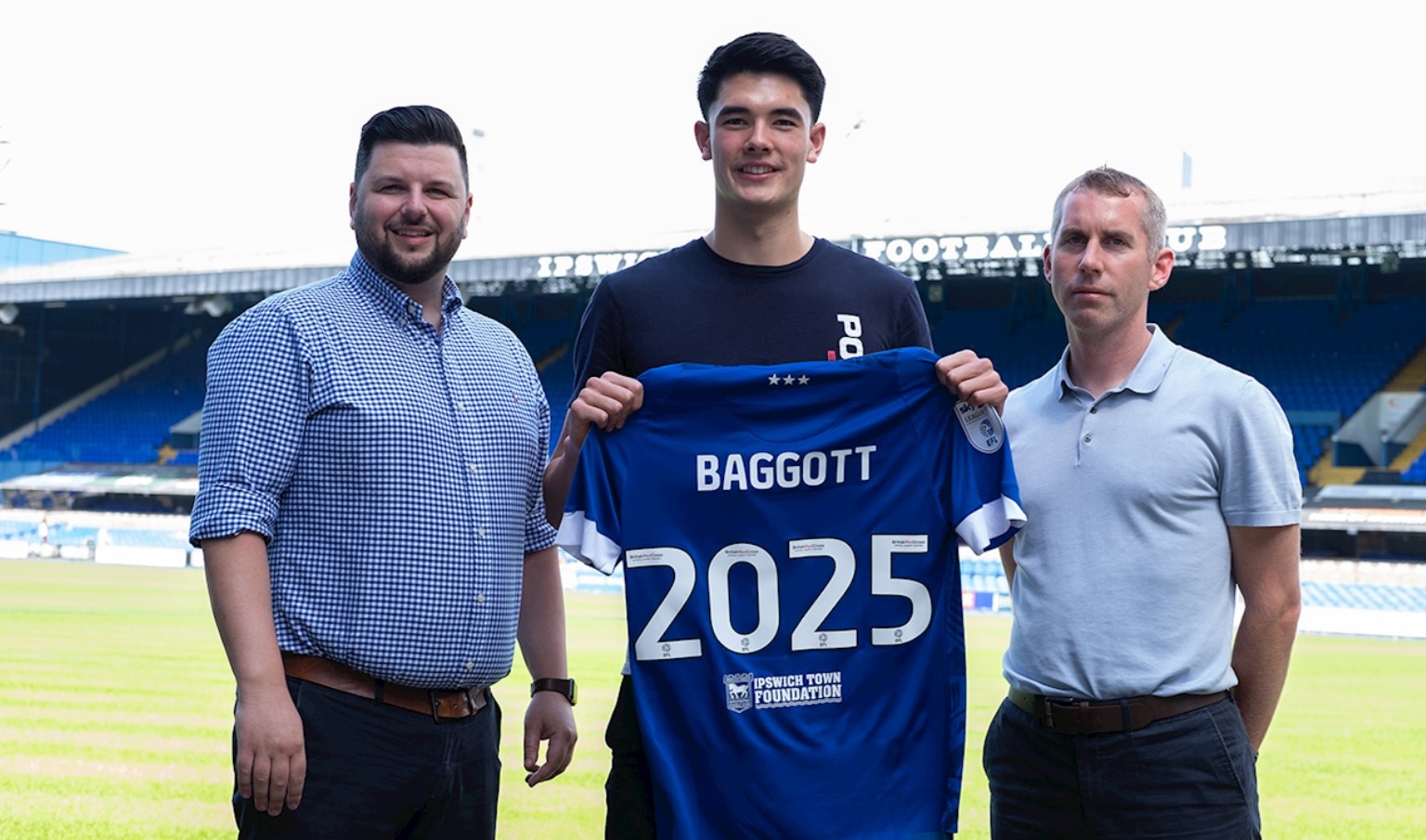 Sao tre Indonesia duoc doi bong Anh giu chan hinh anh