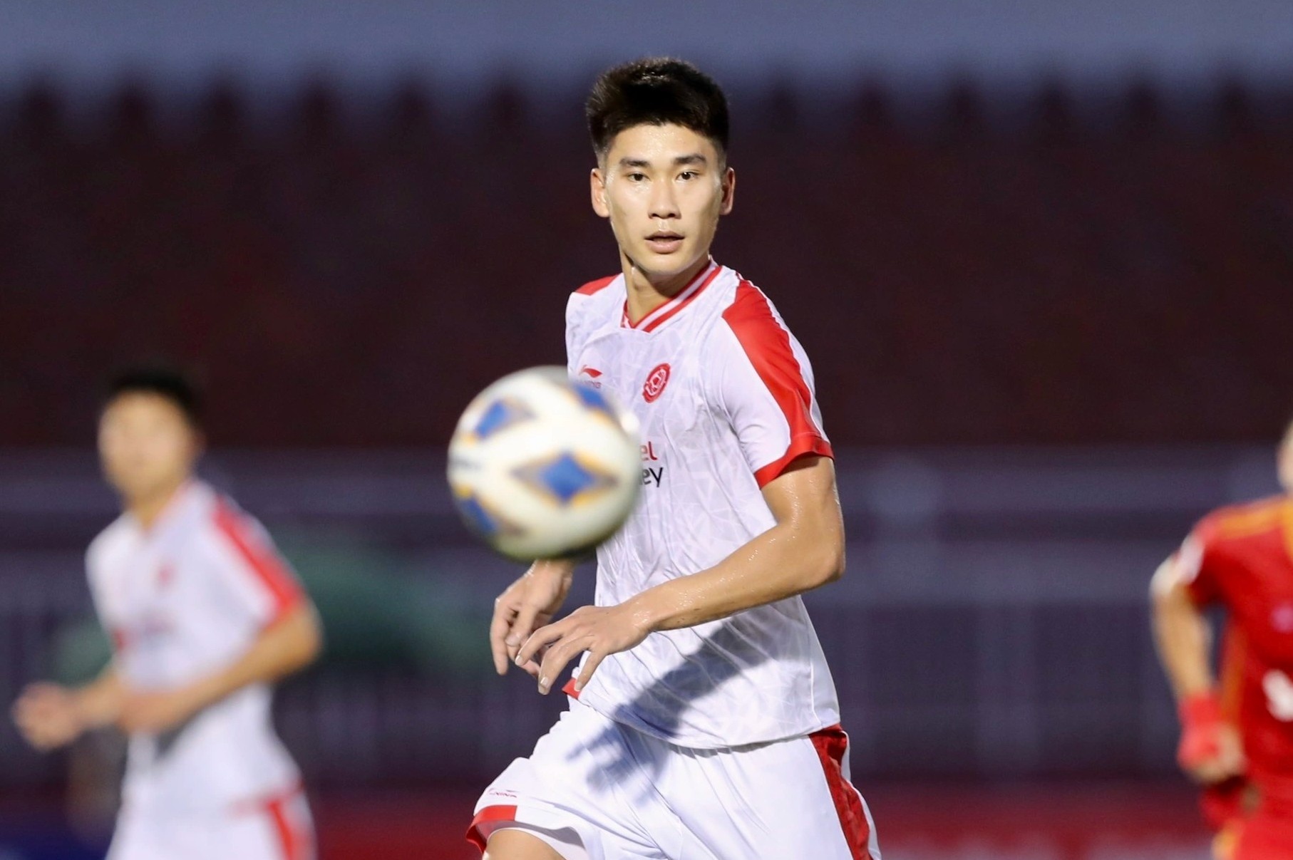 Nham Manh Dung choi nhat nhoa trong lan dau da chinh o AFC Cup hinh anh