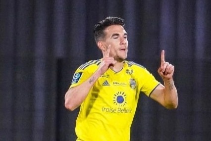 CLB Pau gia han hop dong voi cau thu choi cung vi tri Quang Hai hinh anh