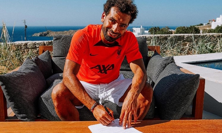 liverpool gia han voi salah anh 1