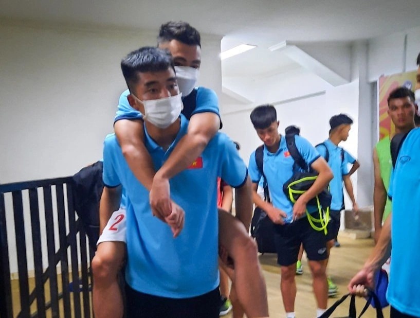 Tien dao U19 Viet Nam chan thuong nang sau tran gap Indonesia hinh anh