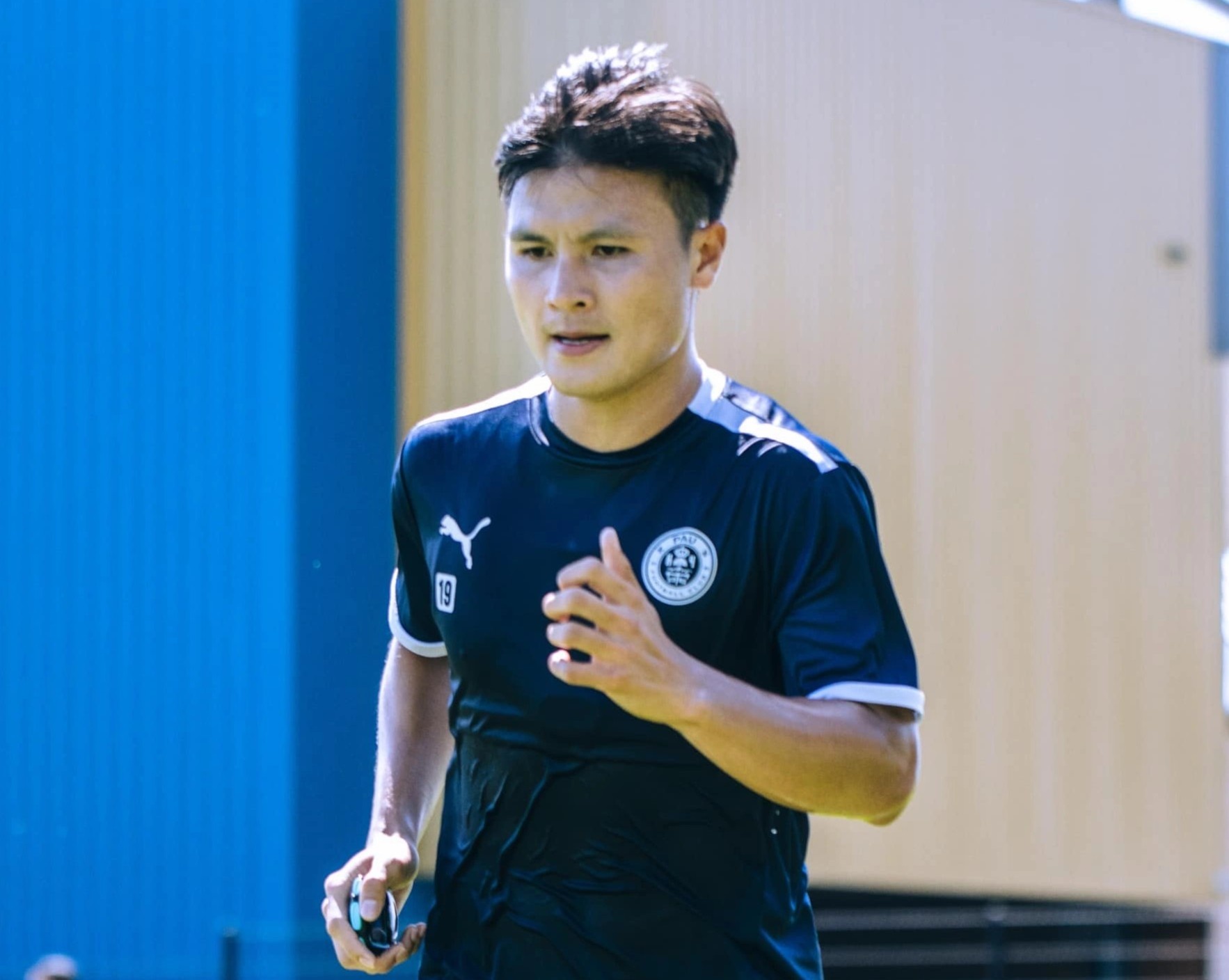 Quang Hai sap doi dau doi ban chuyen o Phap hinh anh