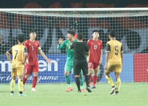 Phan ung cua HLV U19 Viet Nam khi hoc tro nhan the do hinh anh