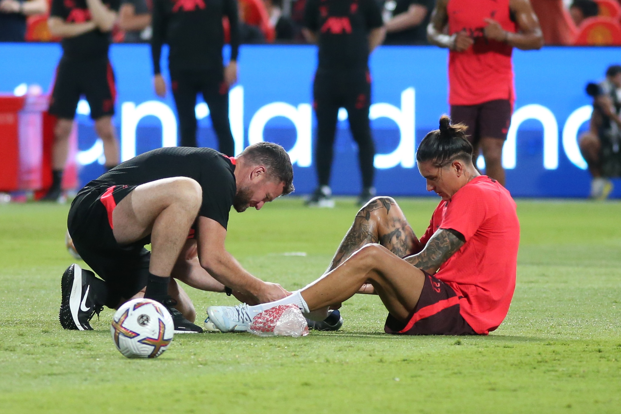 Tan binh dat nhat lich su Liverpool chan thuong tai Thai Lan hinh anh