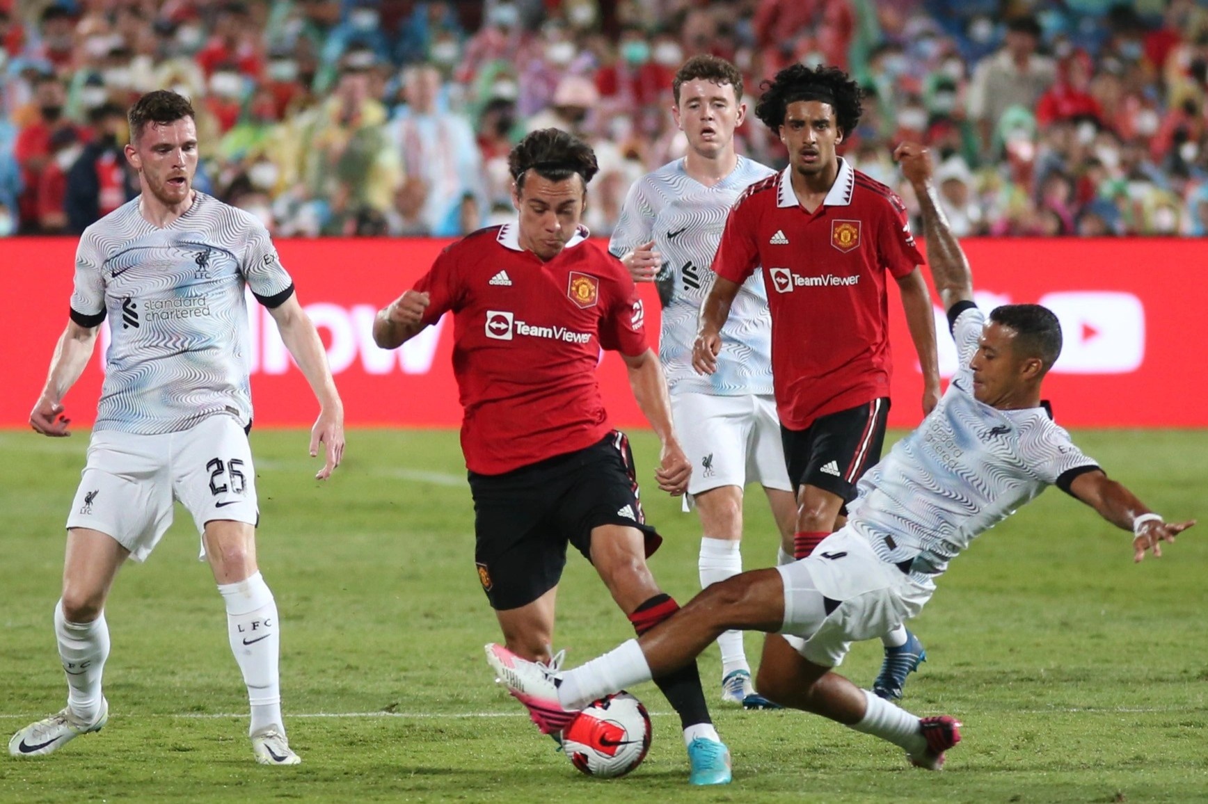 Sao tre sinh nam 2001 khien dan sao Liverpool gap kho hinh anh