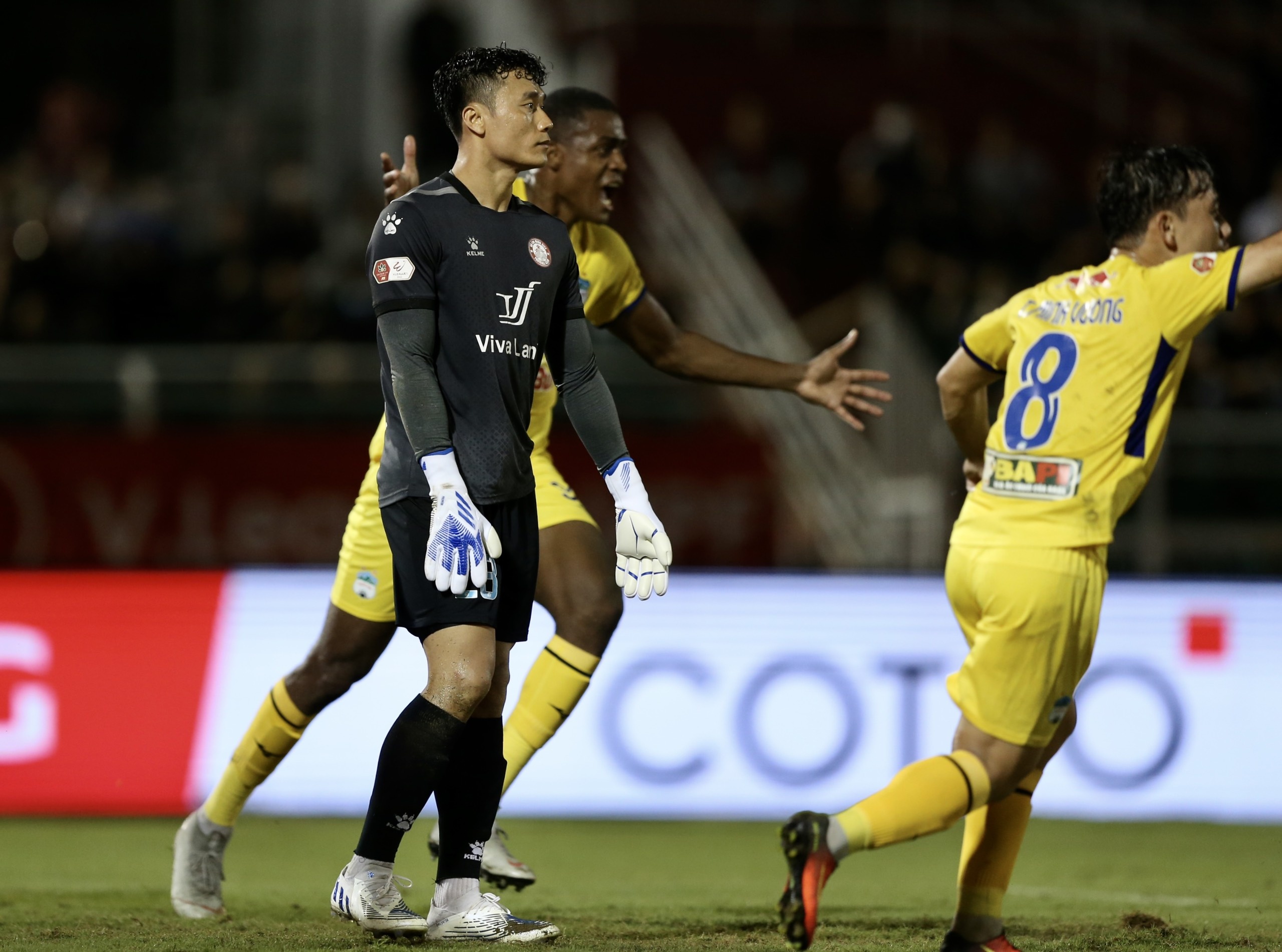 HAGL thang CLB TP.HCM 2-0 trong ngay Bui Tien Dung mac sai lam hinh anh