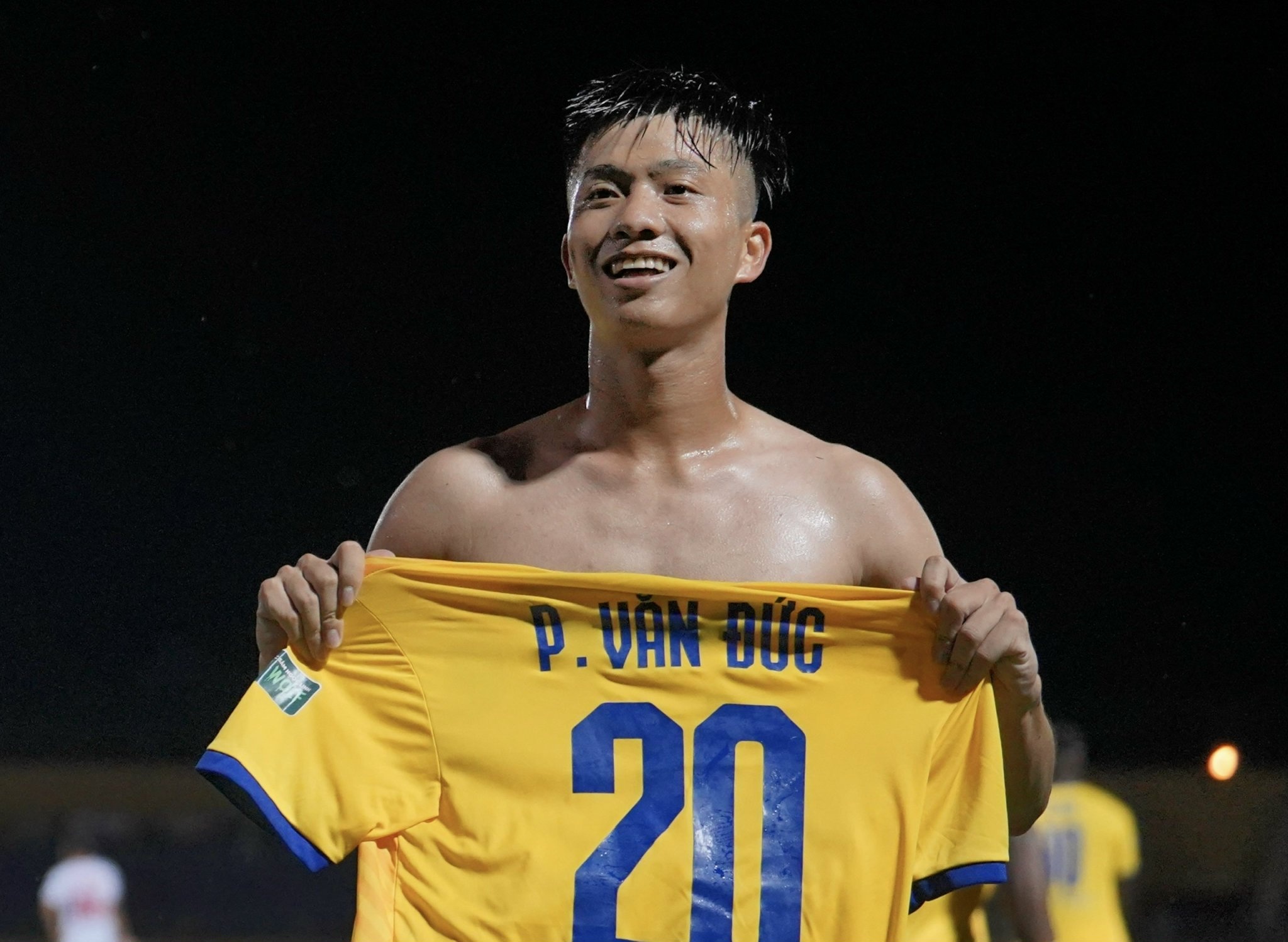 Van Duc lap sieu pham giup SLNA len ngoi dau bang hinh anh