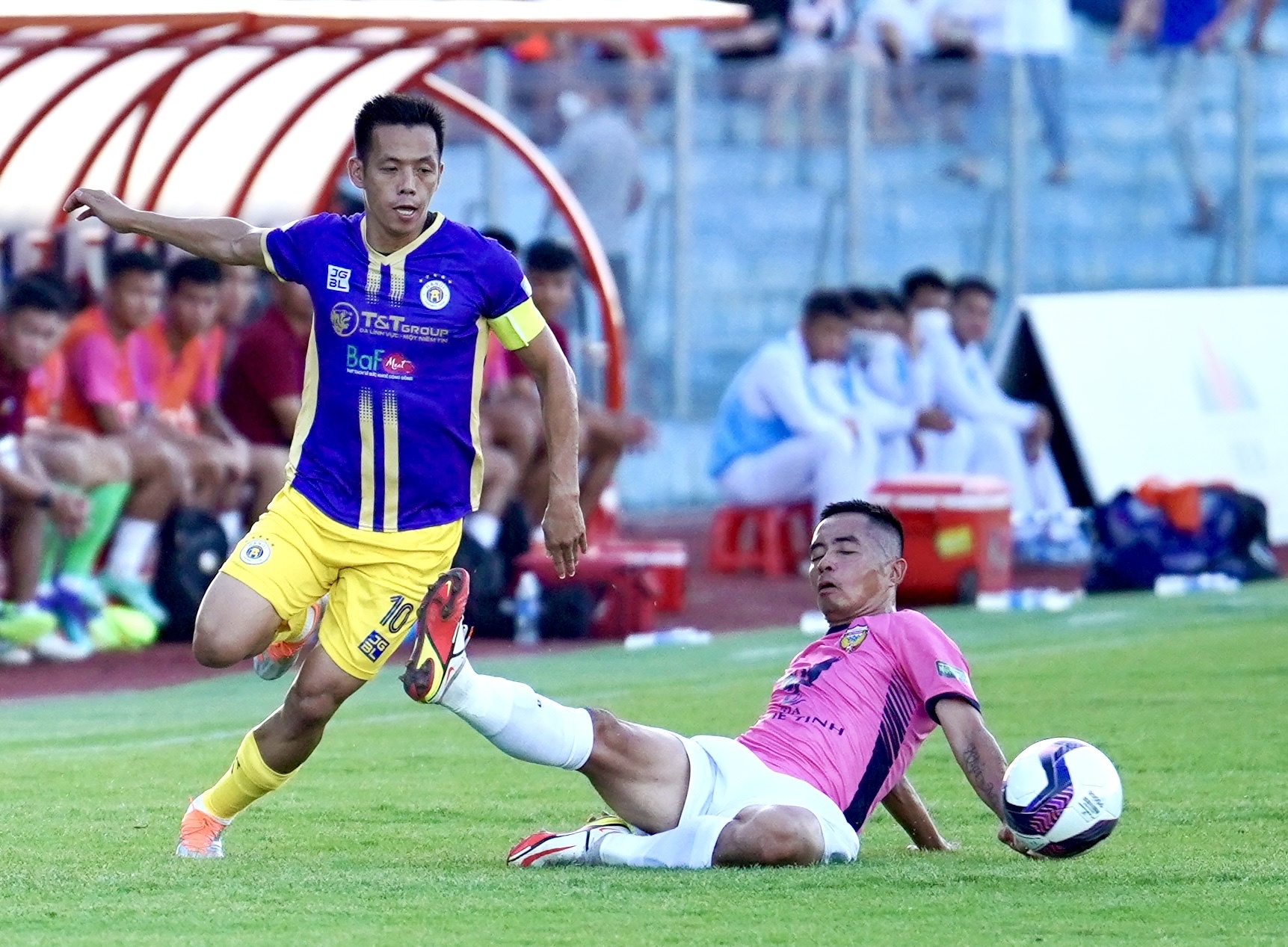 CLB Ha Noi chiem ngoi dau bang sau tran thang Ha Tinh 2-1 hinh anh