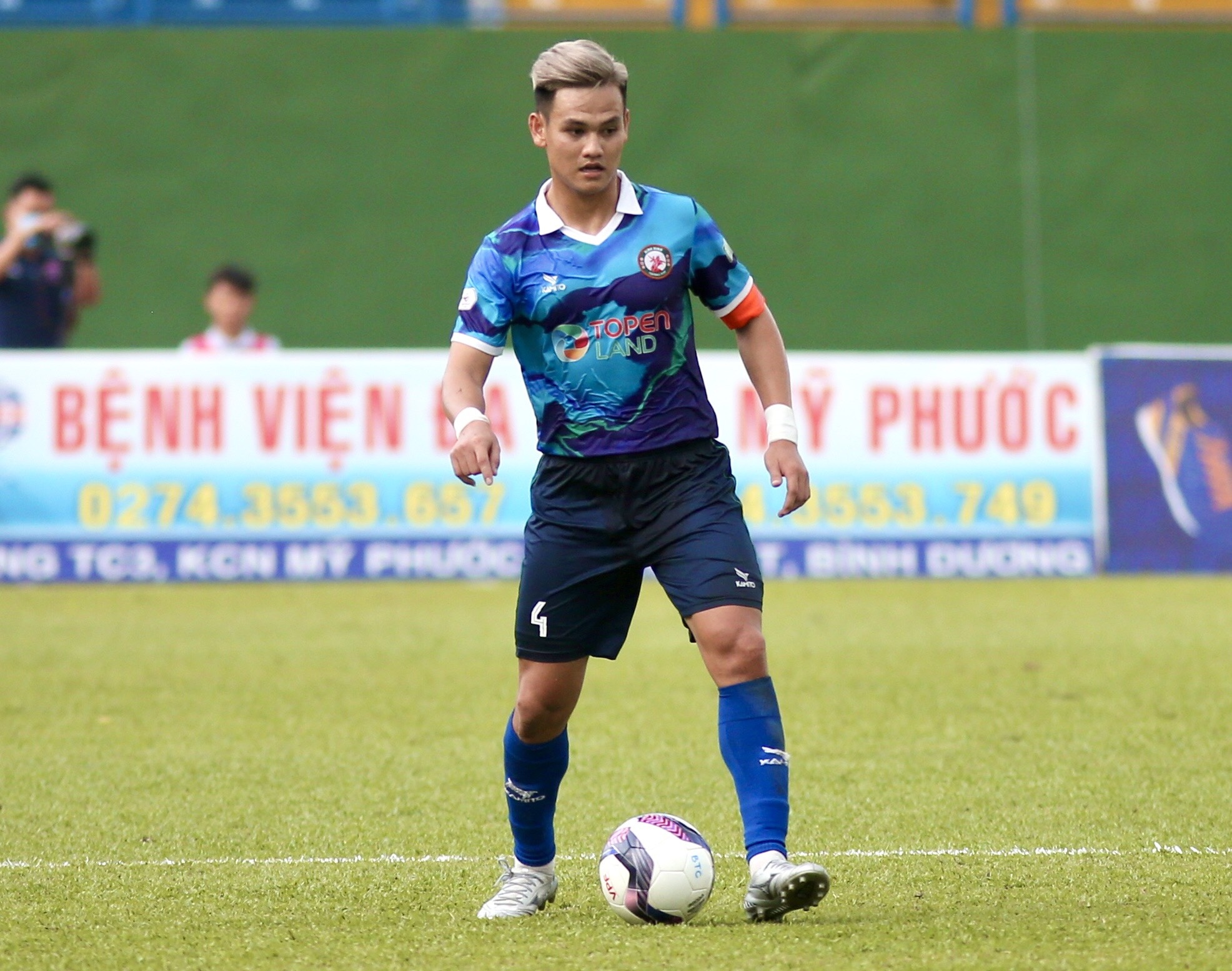 Phan ung cua HLV doi Binh Dinh khi Ho Tan Tai ghi ban hon tien dao hinh anh