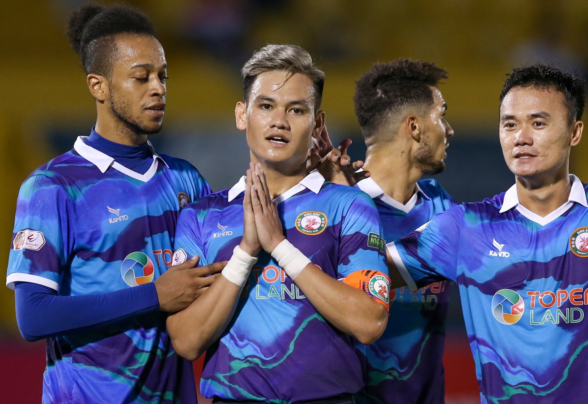 Ho Tan Tai co hanh dong dep khi gap lai doi bong cu hinh anh