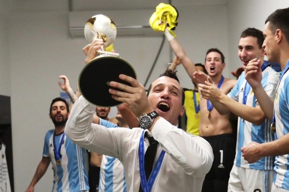 HLV tung vo dich World Cup dan dat tuyen futsal Viet Nam hinh anh