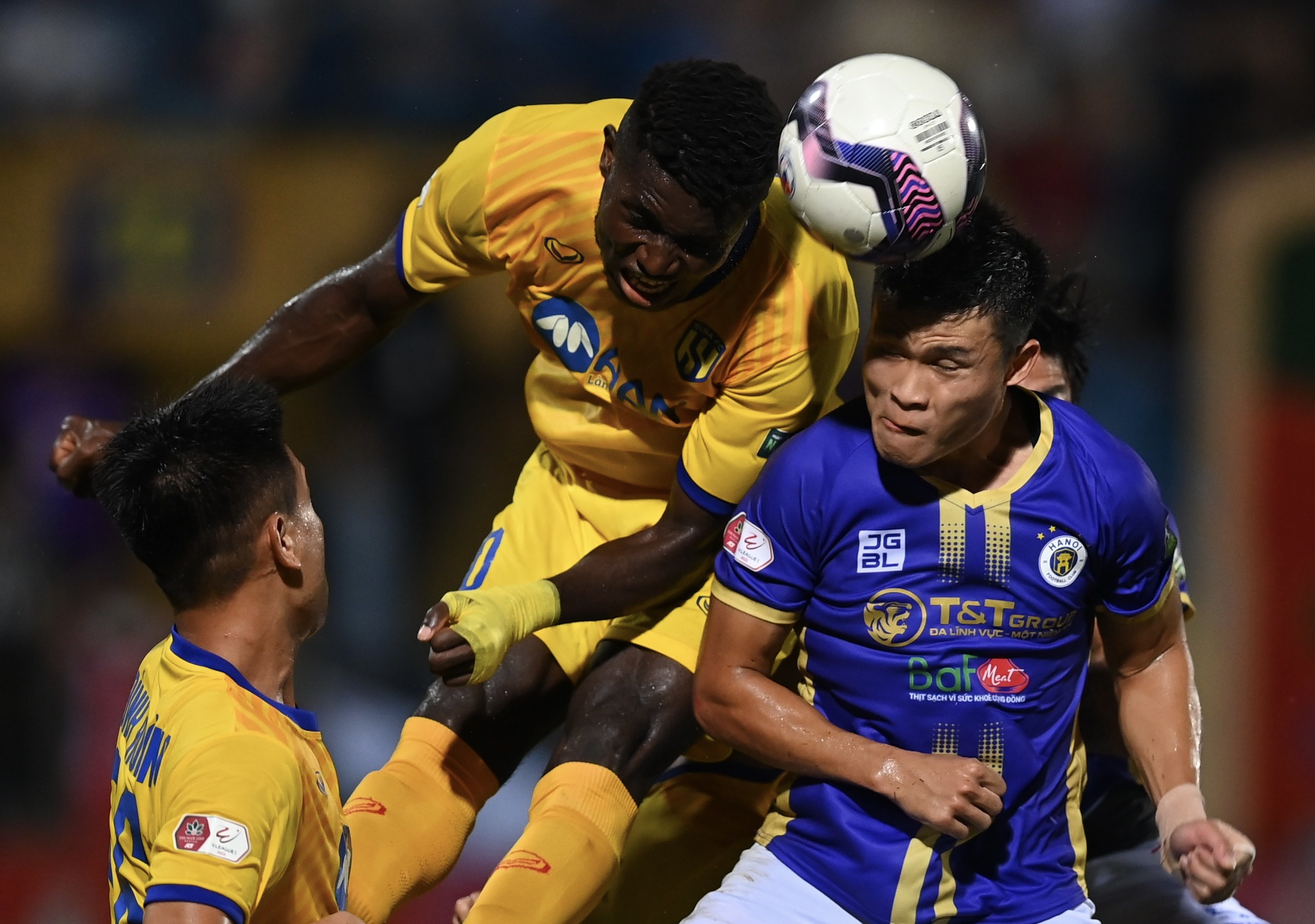 SLNA bi Ha Noi bo xa trong ngay nguoi hung hoa toi do hinh anh