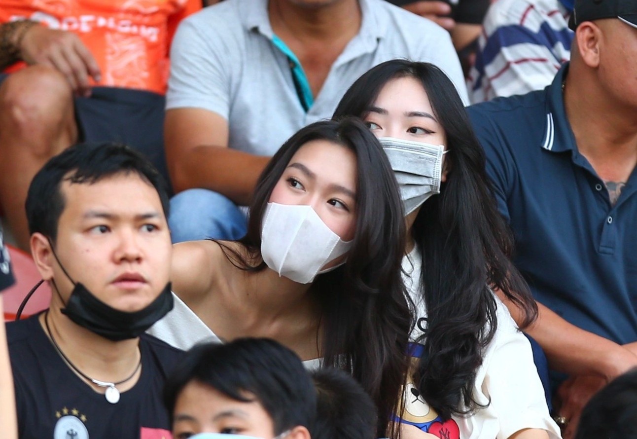 Vo Duc Chinh than thiet voi ban gai Van Hau hinh anh