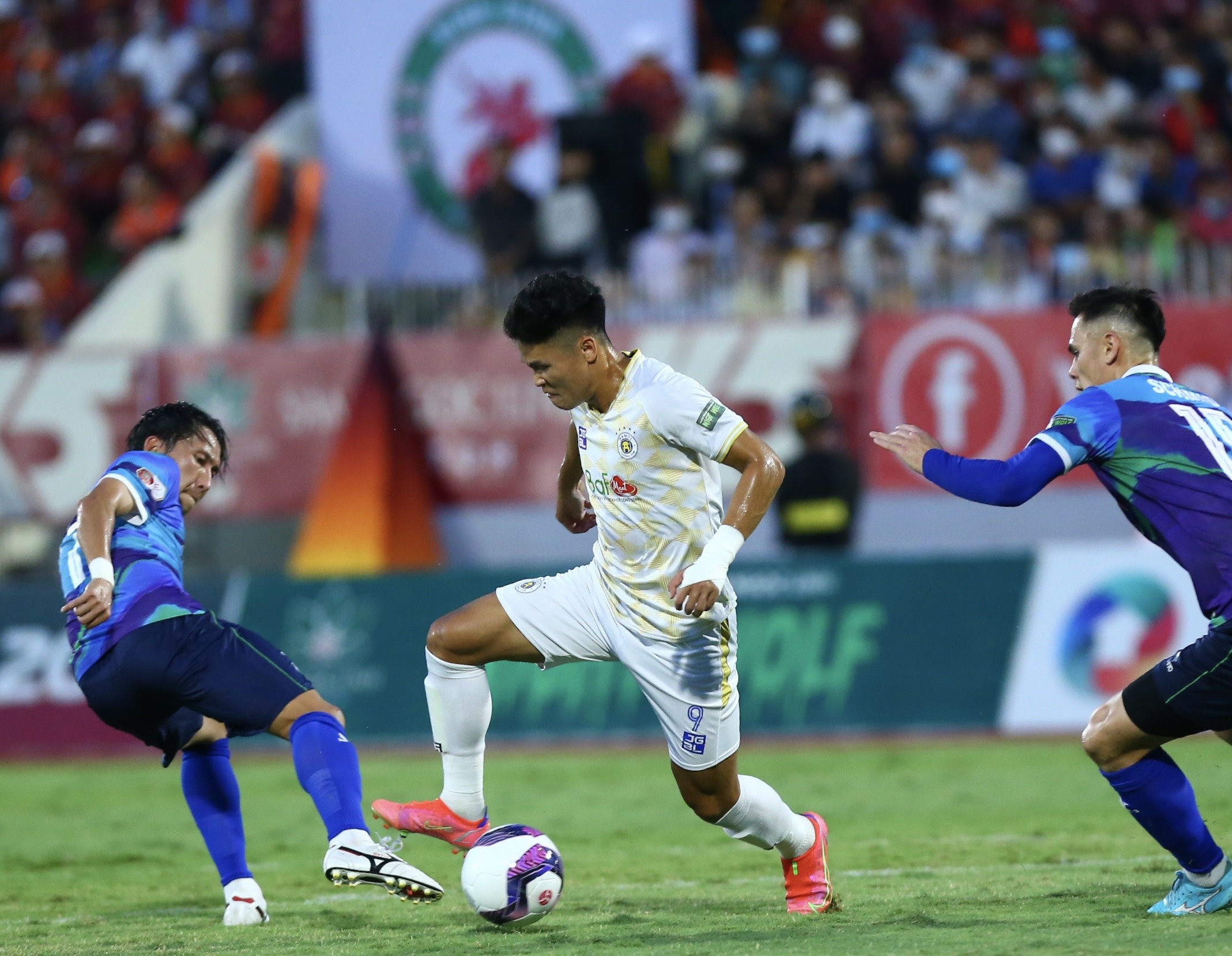 CLB Ha Noi noi rong khoang cach voi HAGL hinh anh