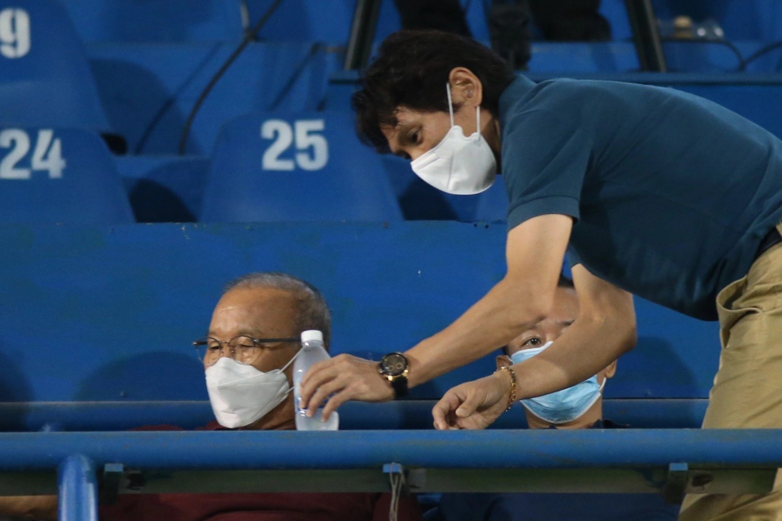 HLV Gong Oh-kyun an can voi thay Park hinh anh