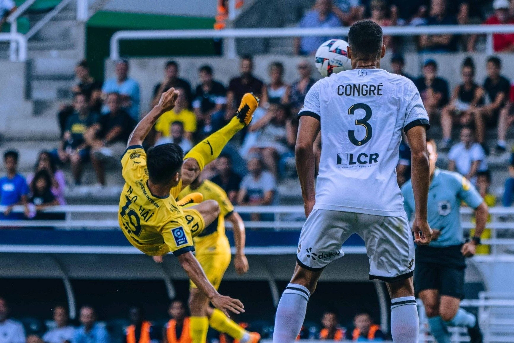 HLV Pau: 'Quang Hai dang kham pha thu bong da moi me' hinh anh