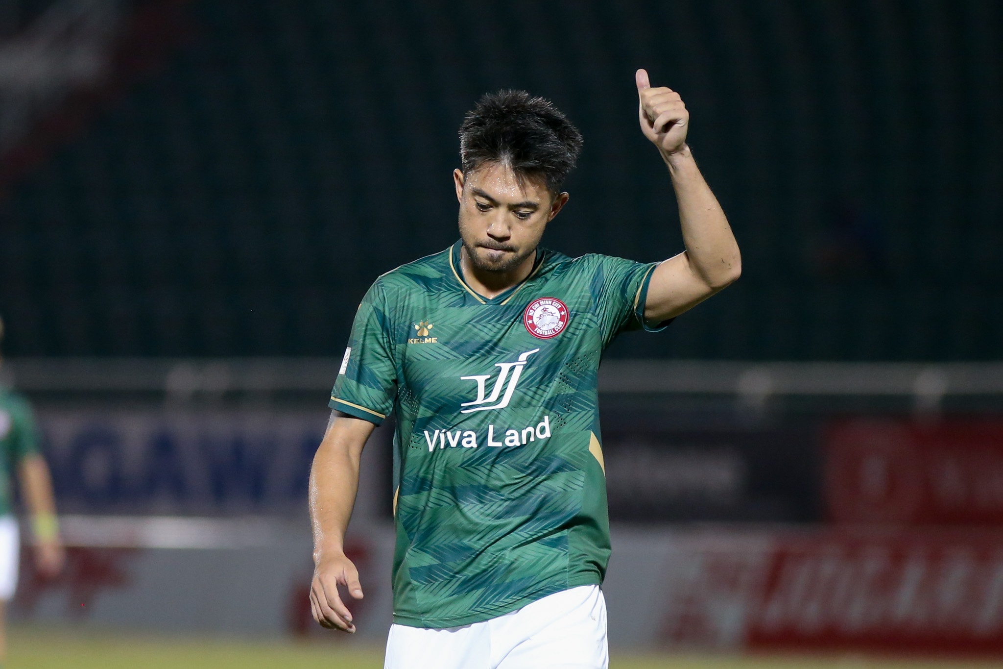 Lee Nguyen lap cu dup kien tao giup CLB TP.HCM thang nguoc 2-1 hinh anh