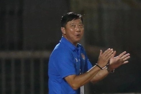 GDKT Le Huynh Duc vo tay mia mai trong tai hinh anh