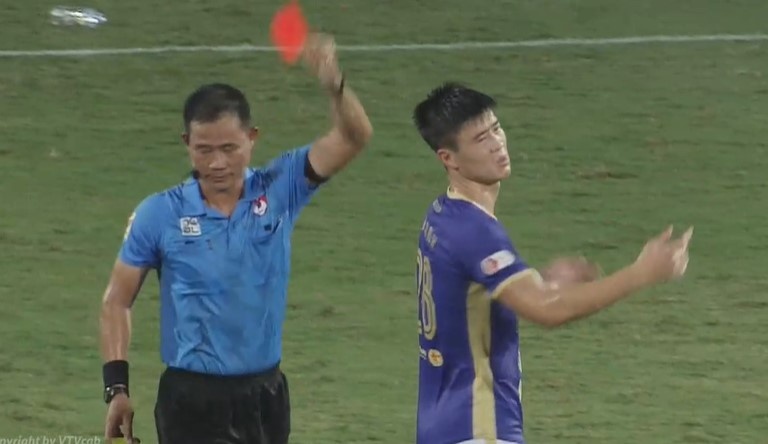 Duy Manh mac 2 loi nghiem trong trong that bai 0-3 cua CLB Ha Noi hinh anh