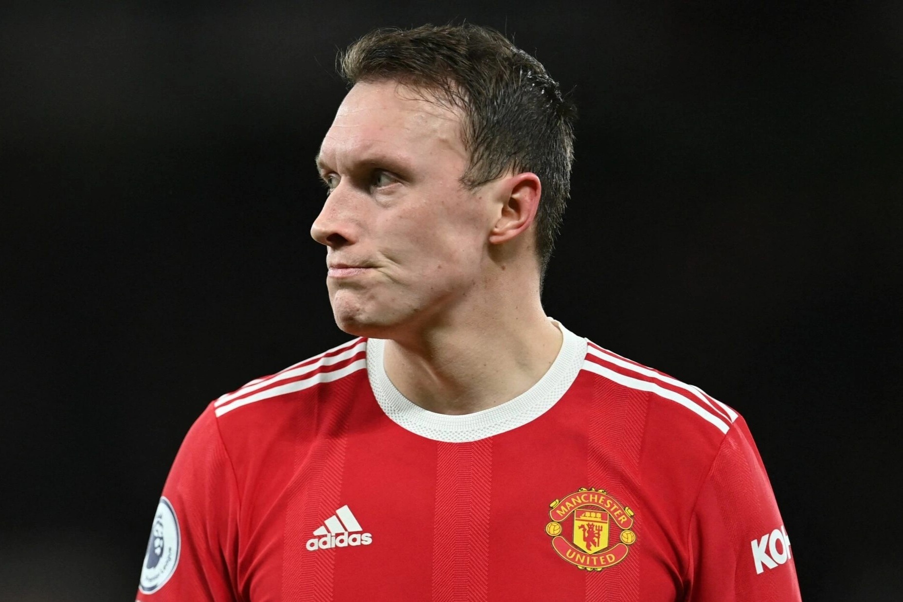 MU tuoc cho cua Phil Jones trong phong thay do hinh anh