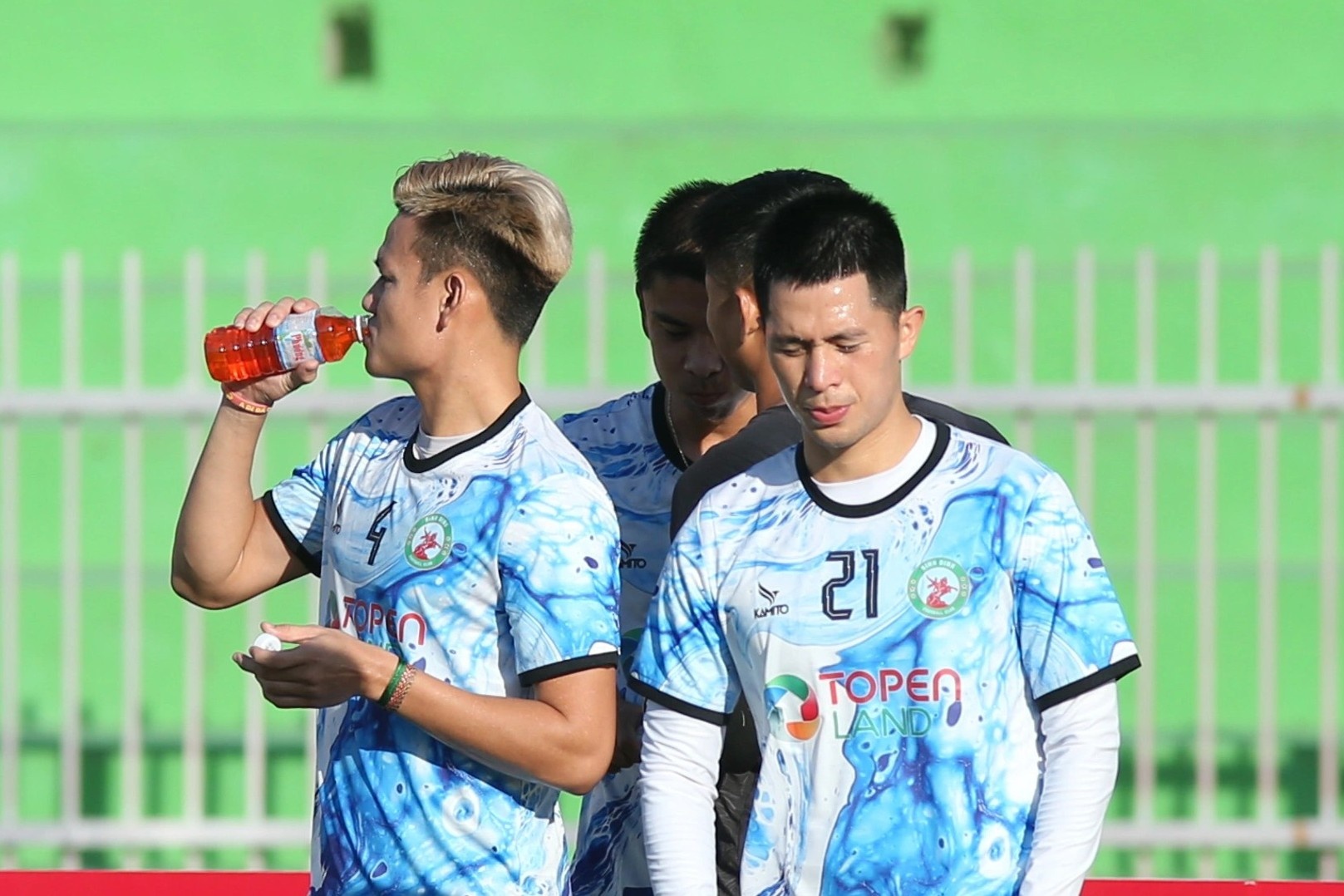 Dung nuoc uong the thao the nao cho dung hinh anh