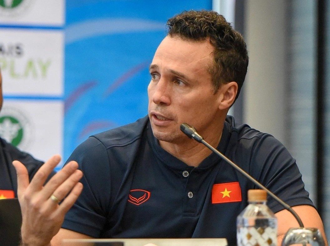 HLV Argentina: 'Futsal Viet Nam se tien xa nhat la khi toi o day' hinh anh