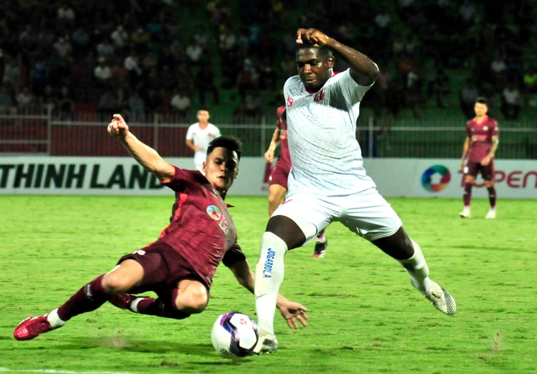 Schmidt nhan the do trong tran hoa cua CLB Binh Dinh hinh anh