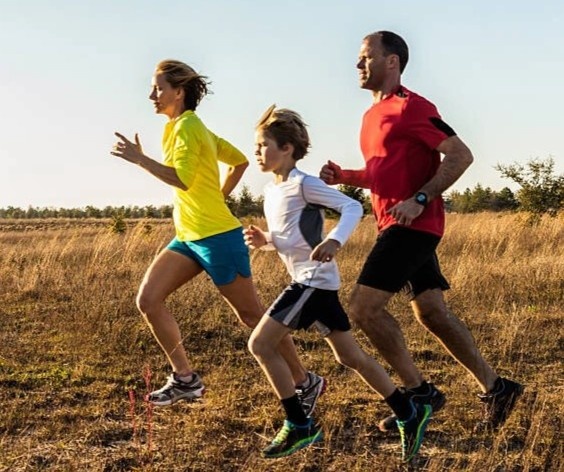 Viet Nam co duong chay dia hinh dau tien cho tre em hinh anh