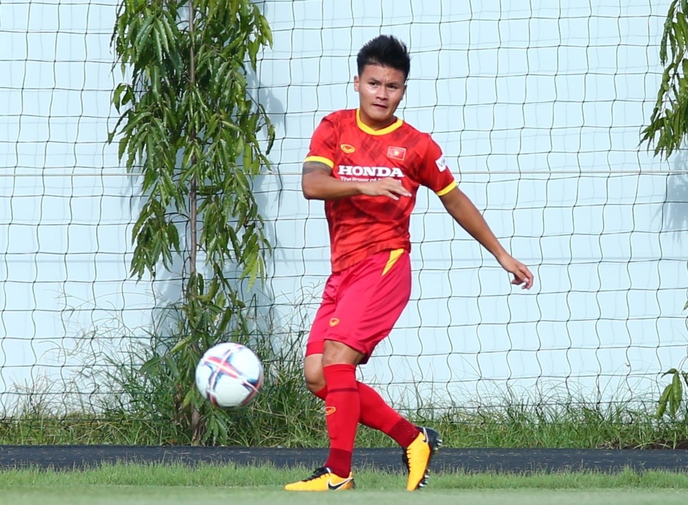 Quang Hai bieu dien ky thuat trong buoi tap dau voi tuyen Viet Nam hinh anh