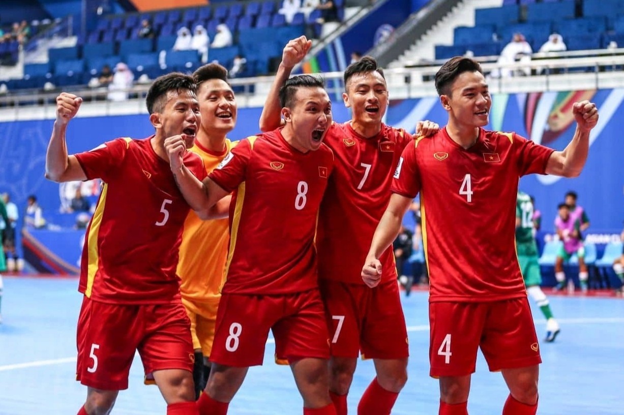 Thang Saudi Arabia 3-1, tuyen futsal Viet Nam chiem ngoi dau bang hinh anh
