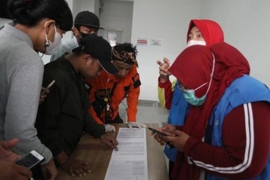 Phu huynh do mat tim con sau tham kich o Indonesia hinh anh