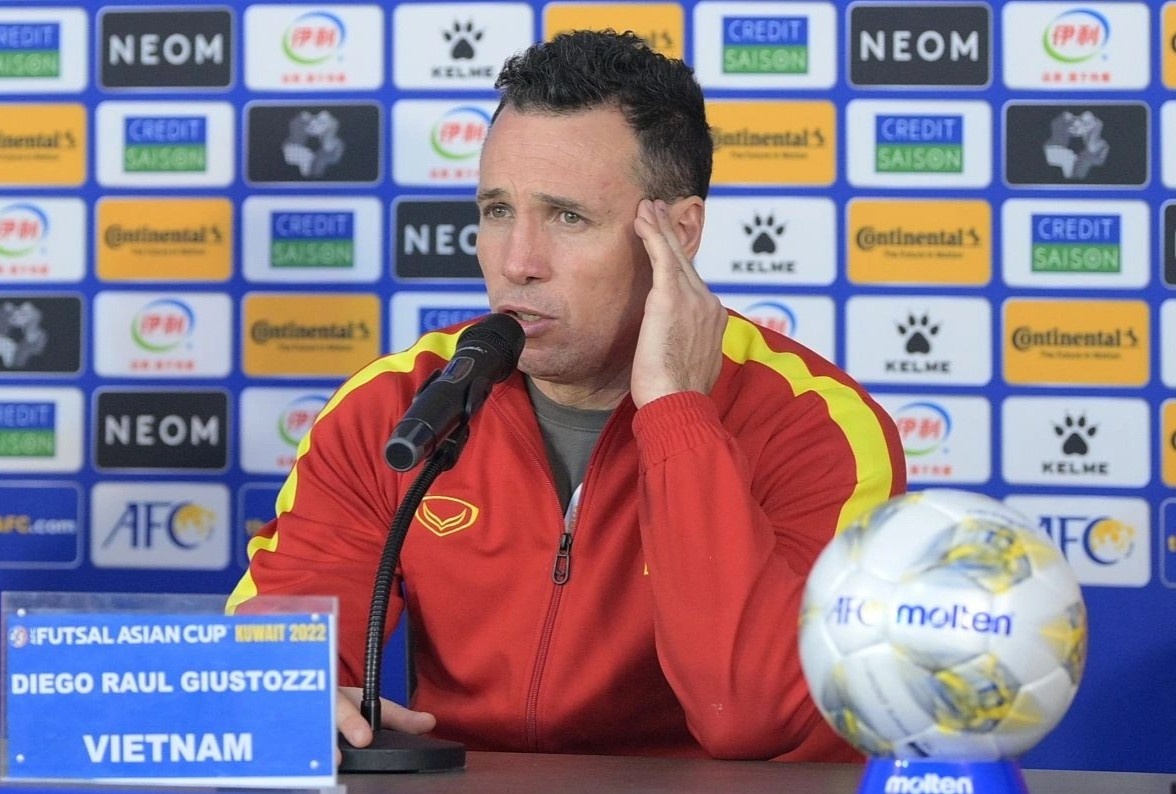 HLV Giustozzi chi ra van de cua futsal Viet Nam sau tran thua Iran hinh anh