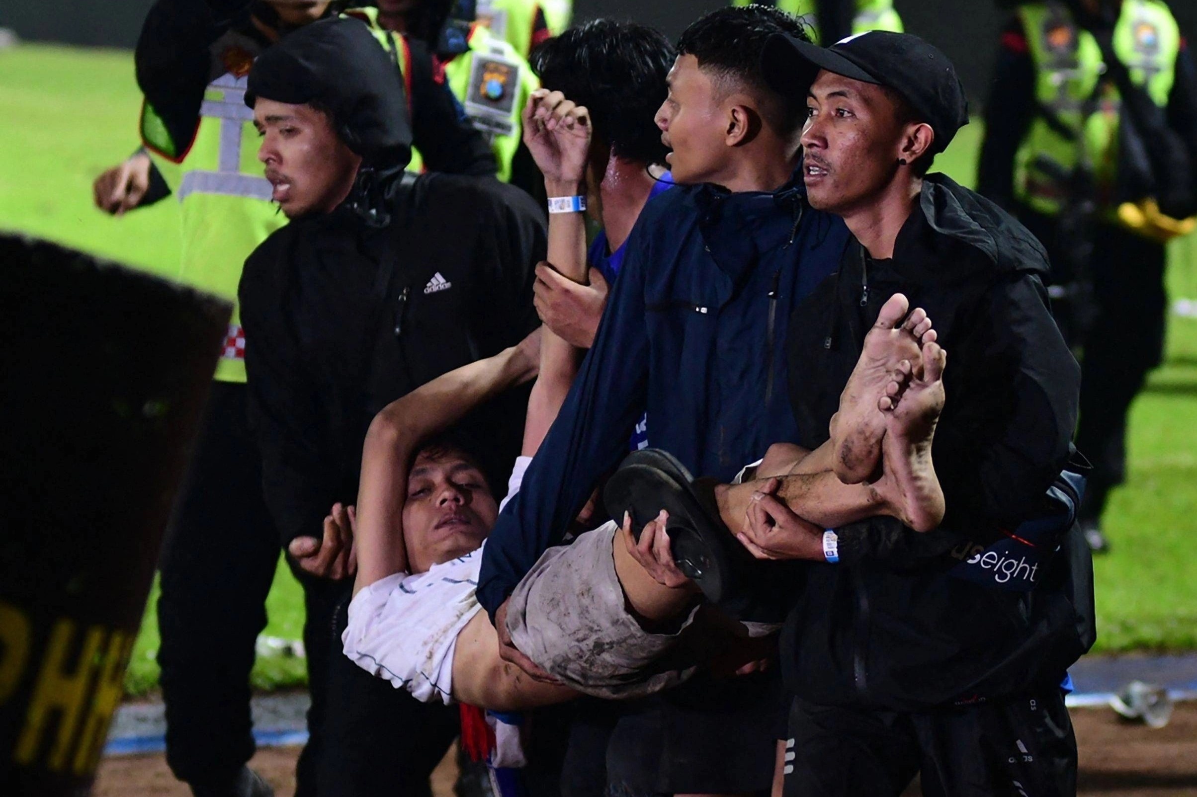 FIFA khong trung phat bong da Indonesia sau vu bao loan hinh anh