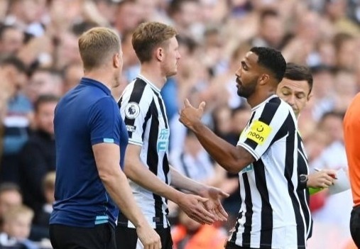 Ly do Newcastle duoc thay 6 nguoi o Premier League hinh anh