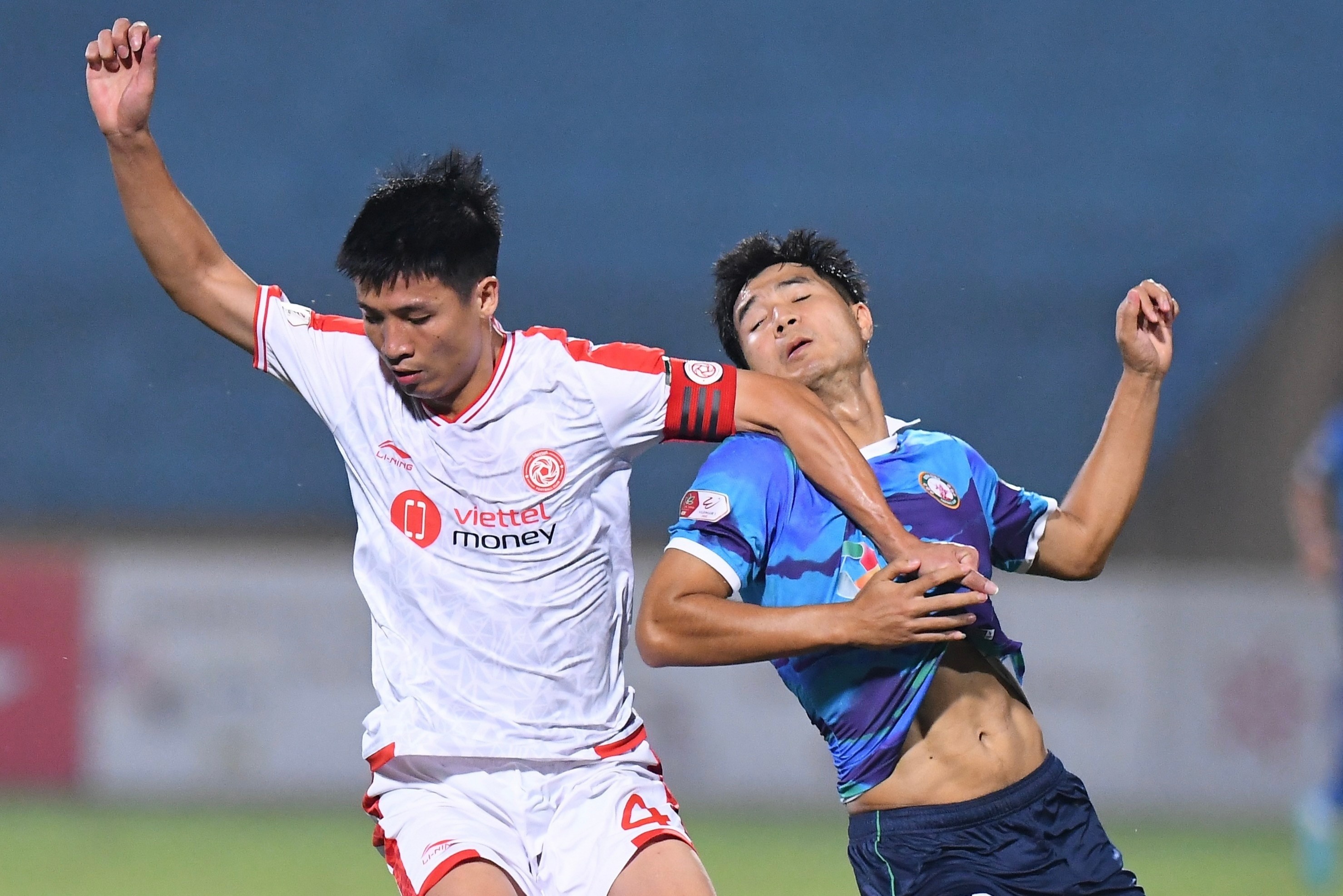 CLB Binh Dinh va Viettel niu chan nhau trong cuoc dua vo dich hinh anh