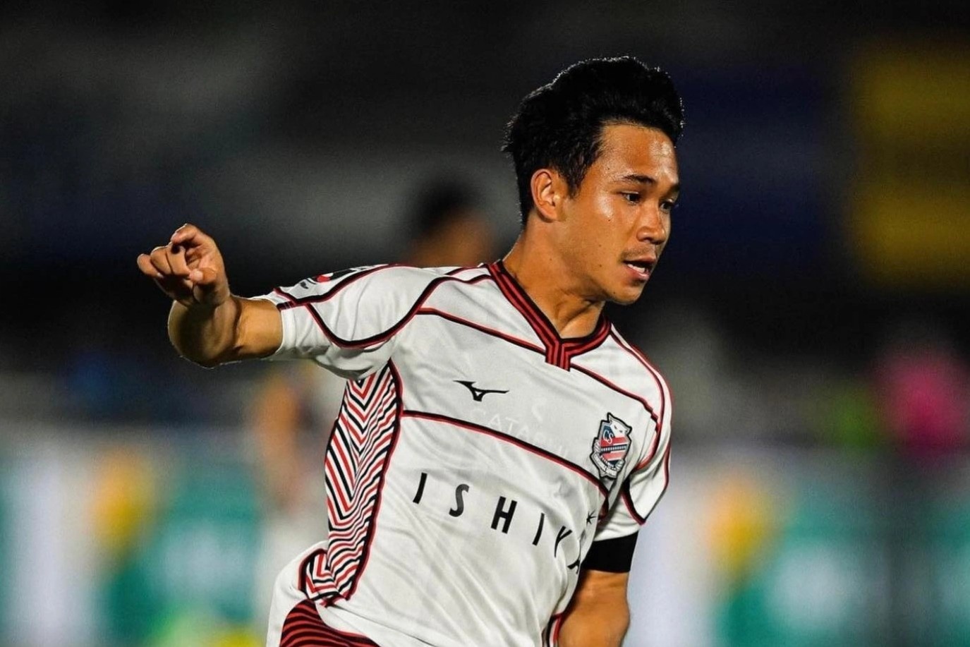 Sao Thai Lan duoc doi J1 League ky hop dong 5 nam hinh anh