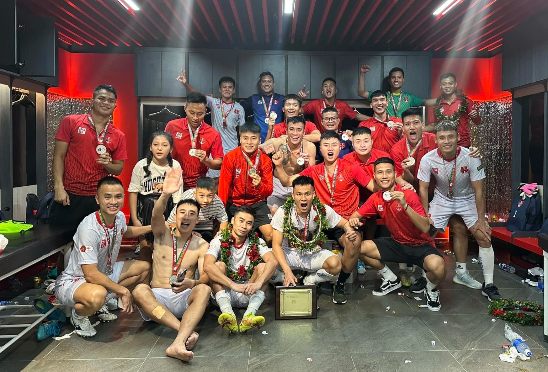 Xac dinh 3 doi nhan huy chuong o V.League 2022 hinh anh